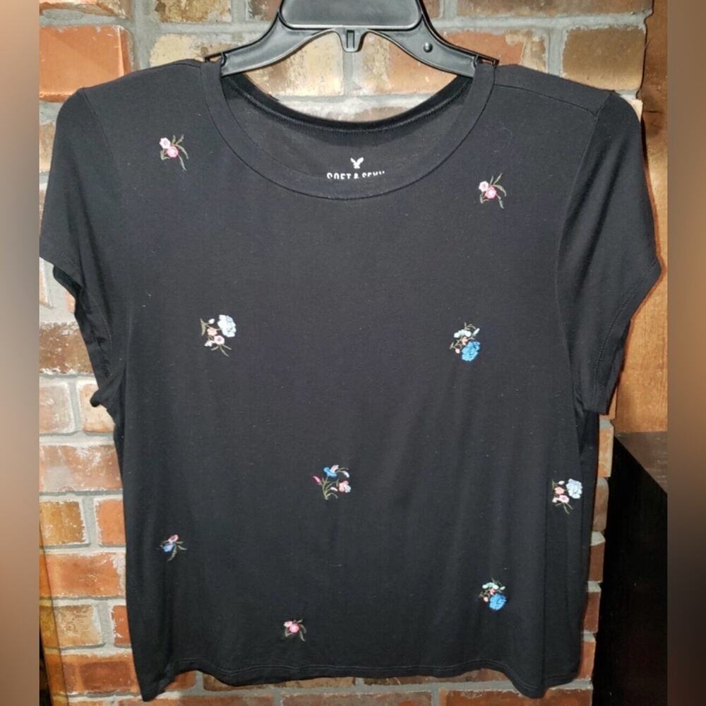 UEC American Eagle Outfitters Black Tee with Floral Embroidery size L
